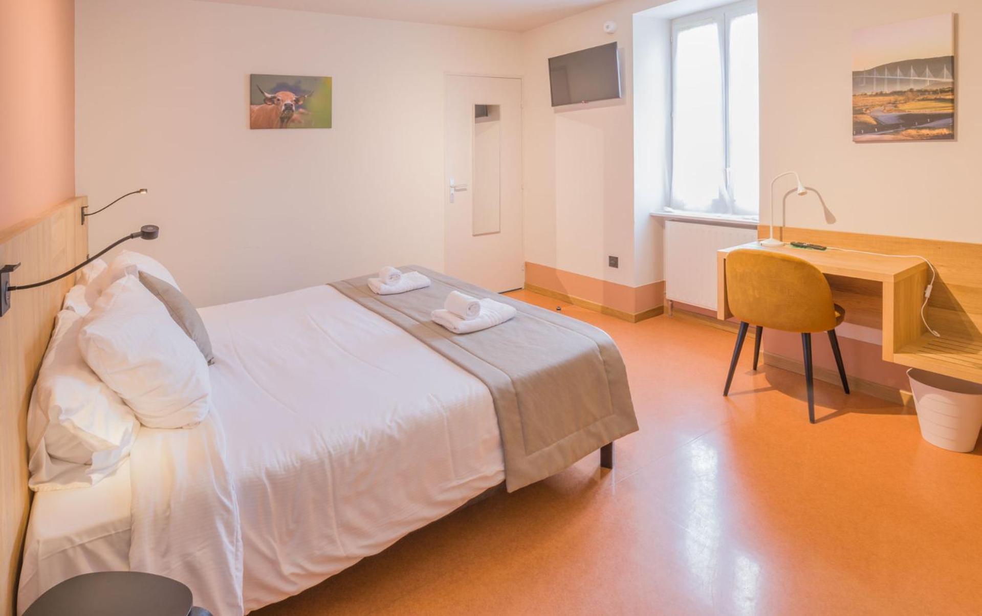 Hotel Logis L'hotel Des Bains - Salles-la-Source
